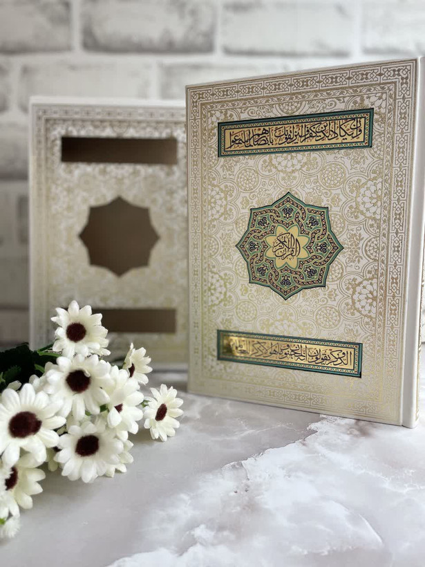 قرآن نفیس قابدار کشویی مخصوص سفره عقد بله برون دار سایز وزیری 24*کاغذ گلاسه چاپ چهار رنگ 17